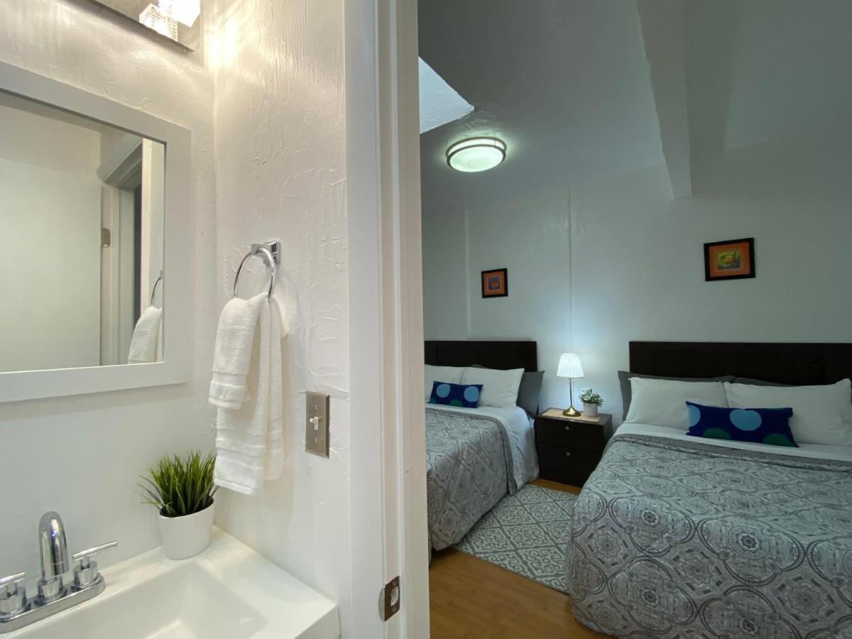Tweepersoons Privékamer met Queensize Bed en Badkamer