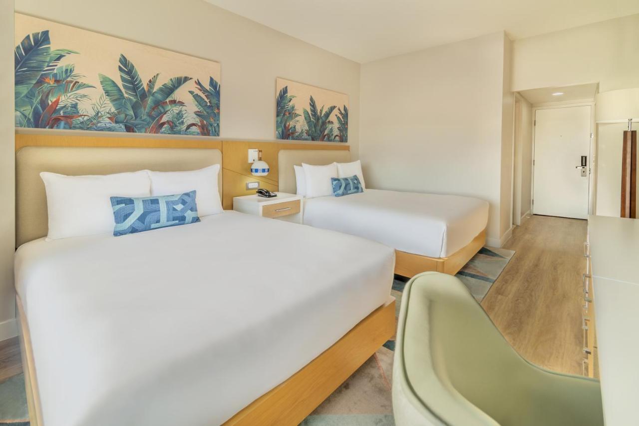 Zimmer mit 2 Queensize-Betten und Balkon - Meerseite