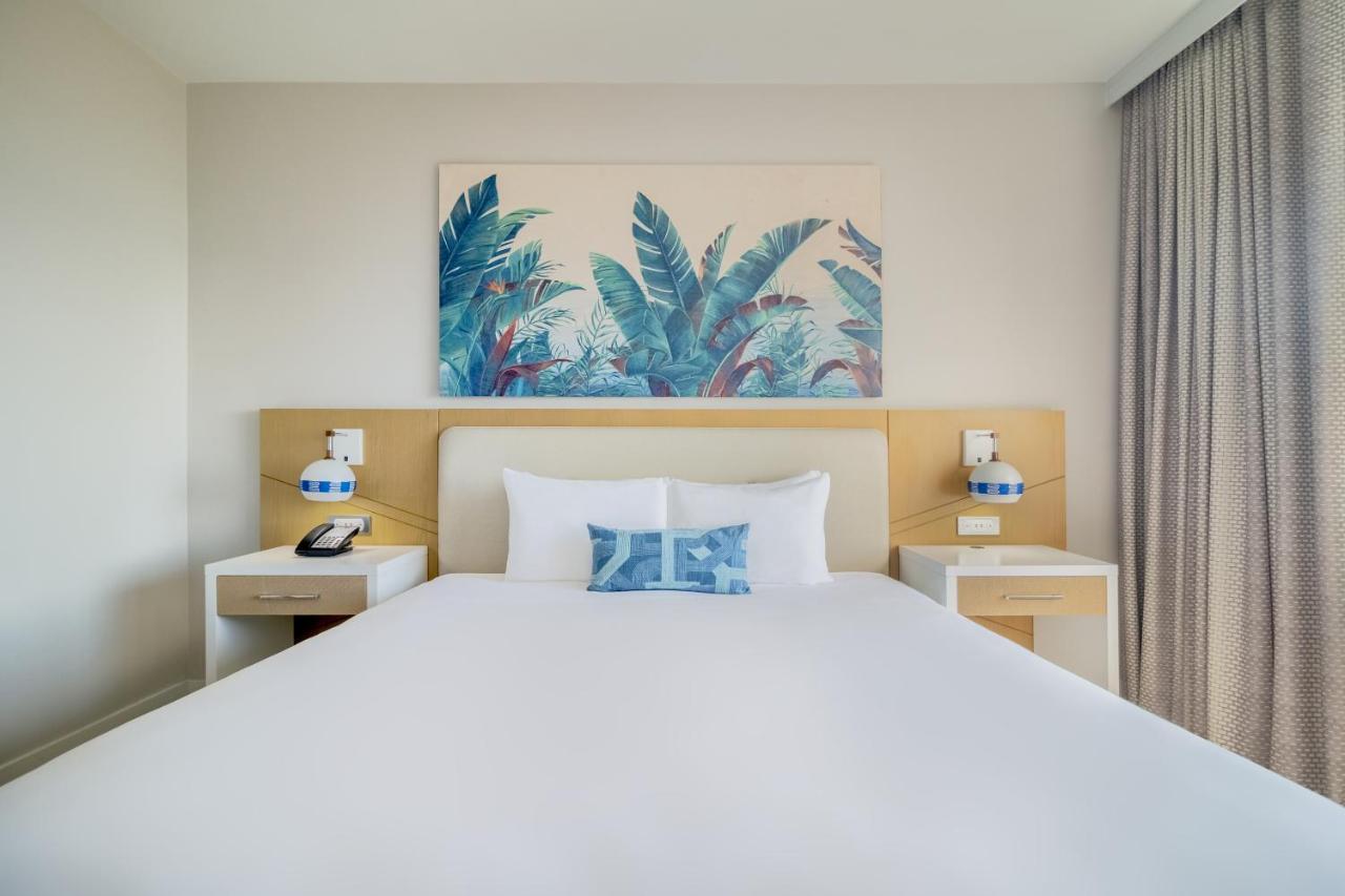 Zimmer mit Kingsize-Bett und Balkon – Meerseite