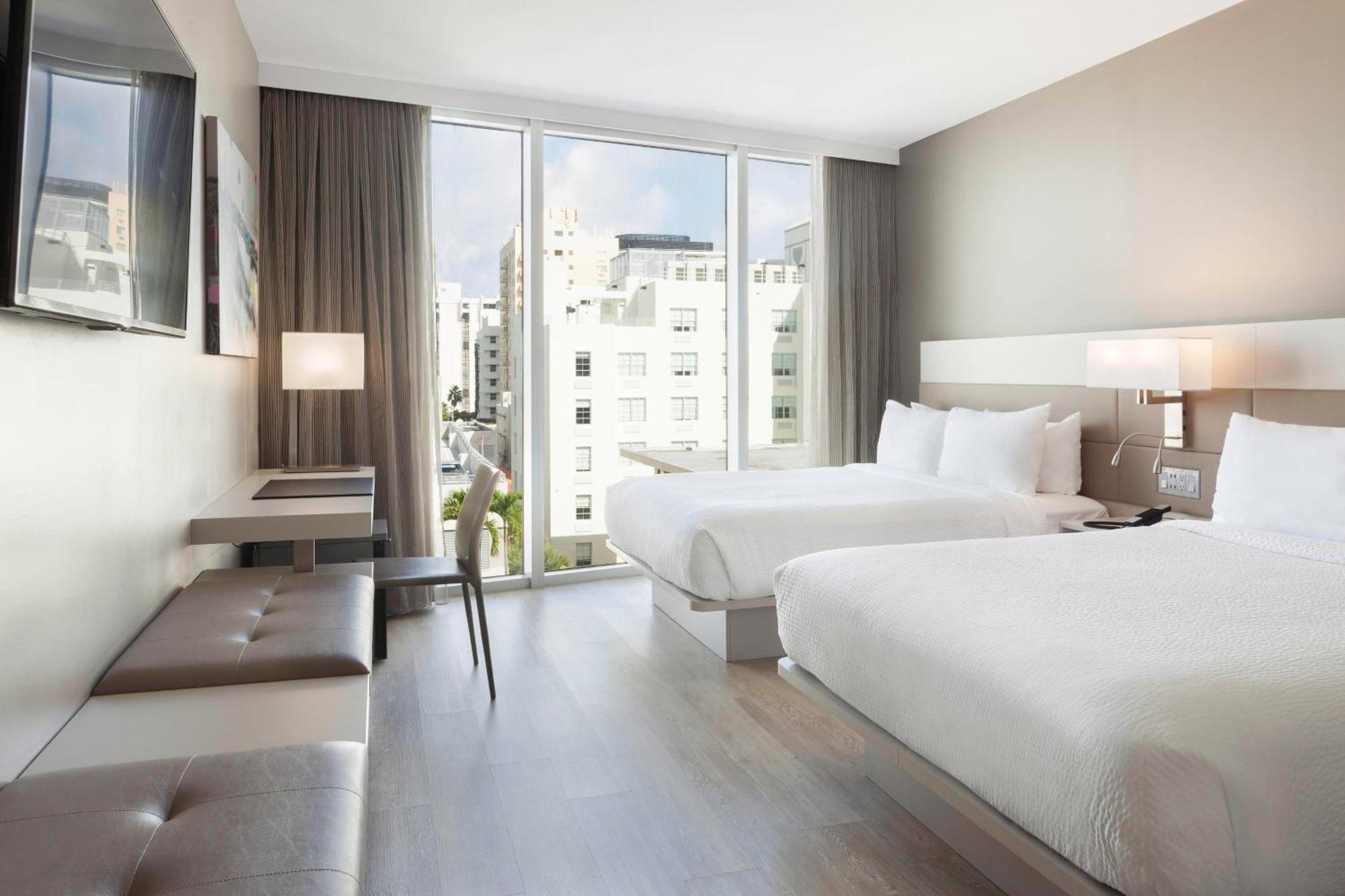 Chambre Queen avec 2 Lits Queen-Size et Vue sur la Ville