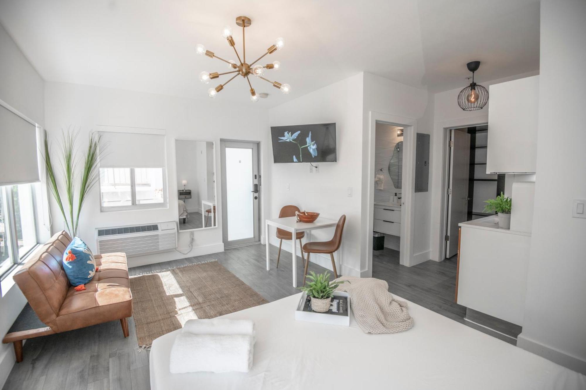 Standard Suite,1630887242:JPEG