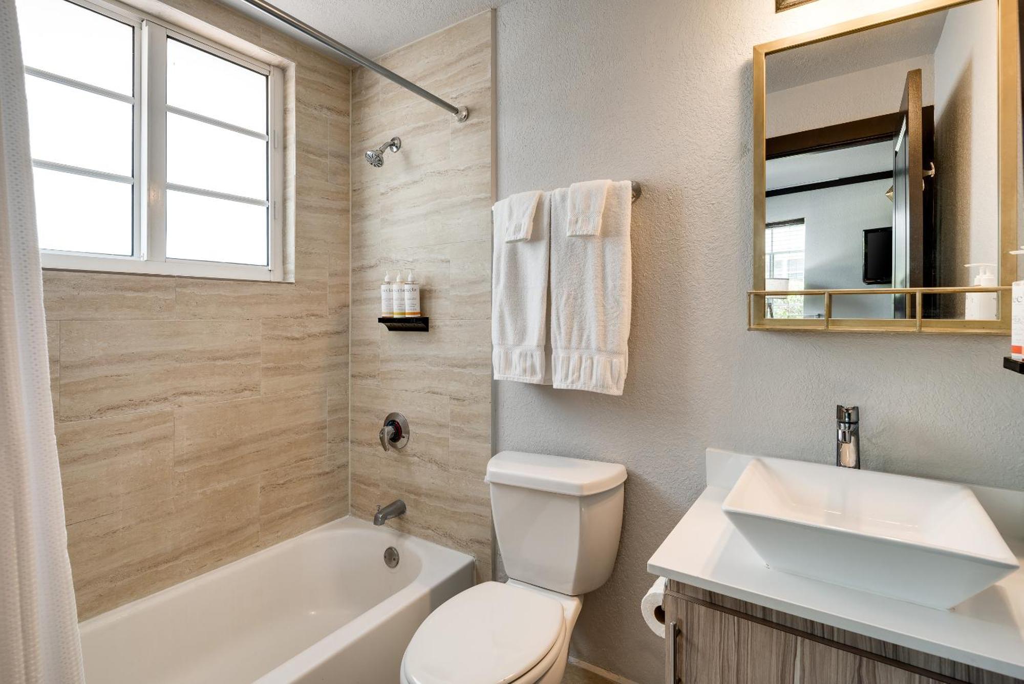 One-Bedroom Queen Suite,1698907208:JPEG