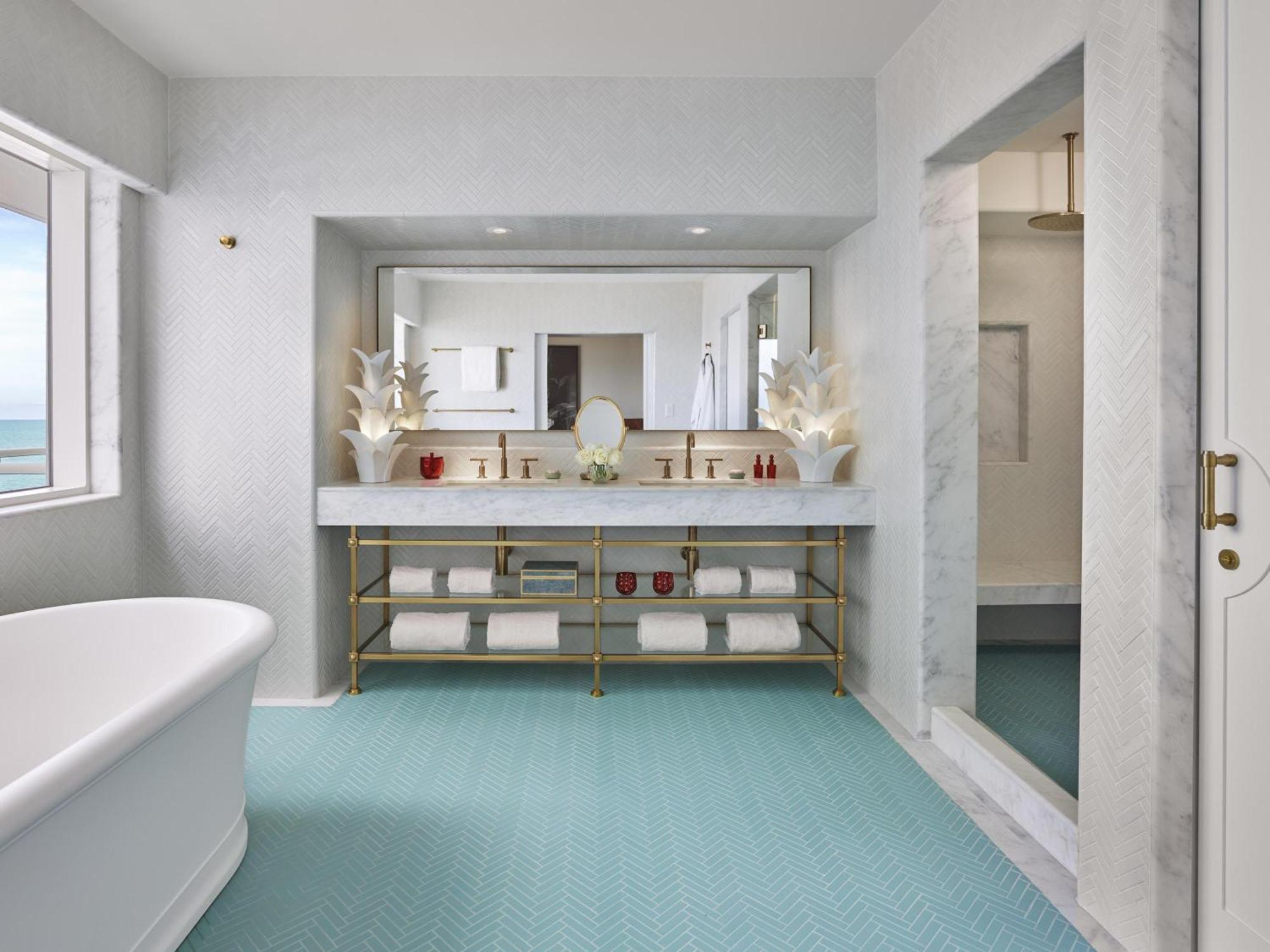Premier Corner One-Bedroom King Suite - Ocean Front