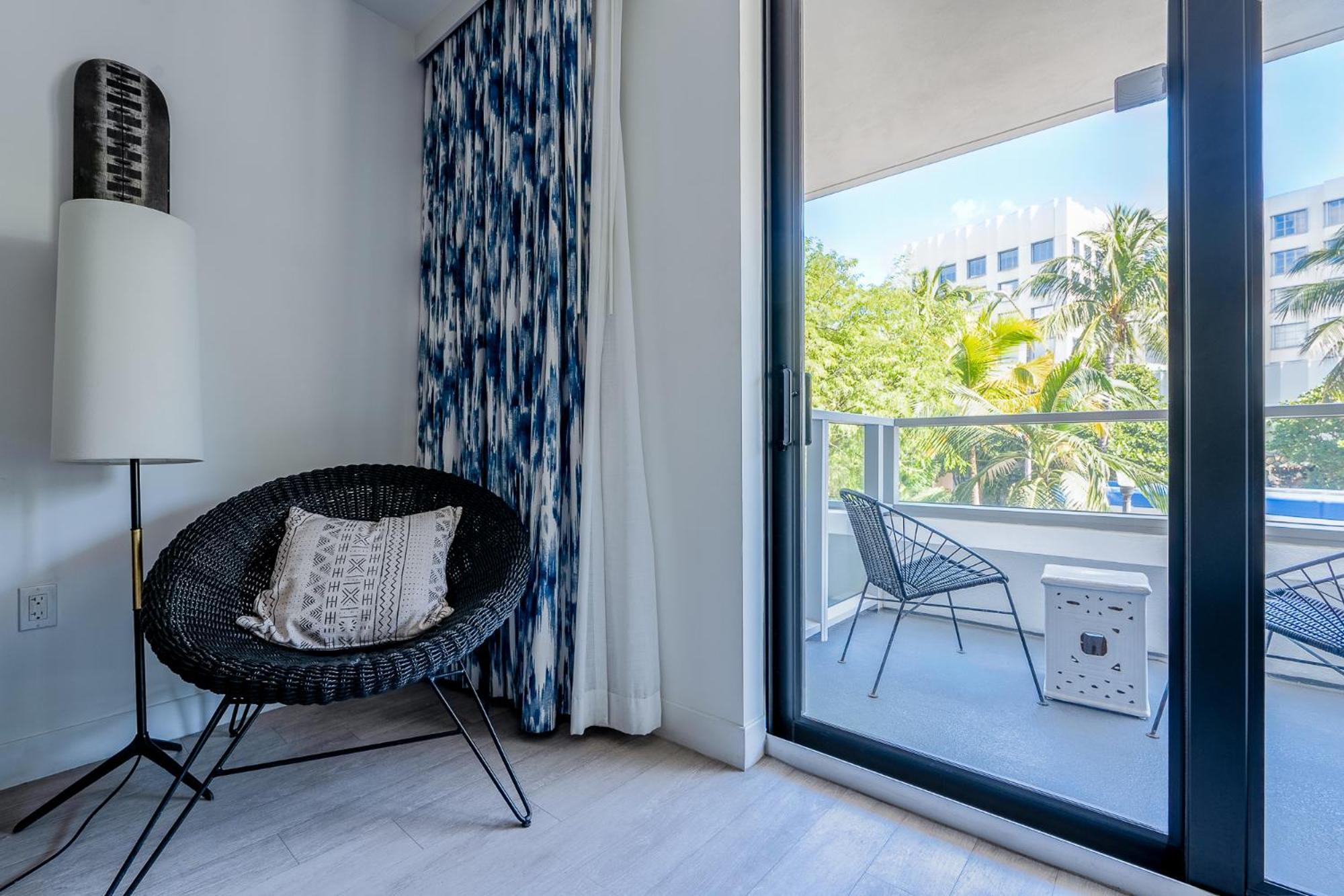 Deluxe Room with balcony - King Bed,1758553980:JPEG