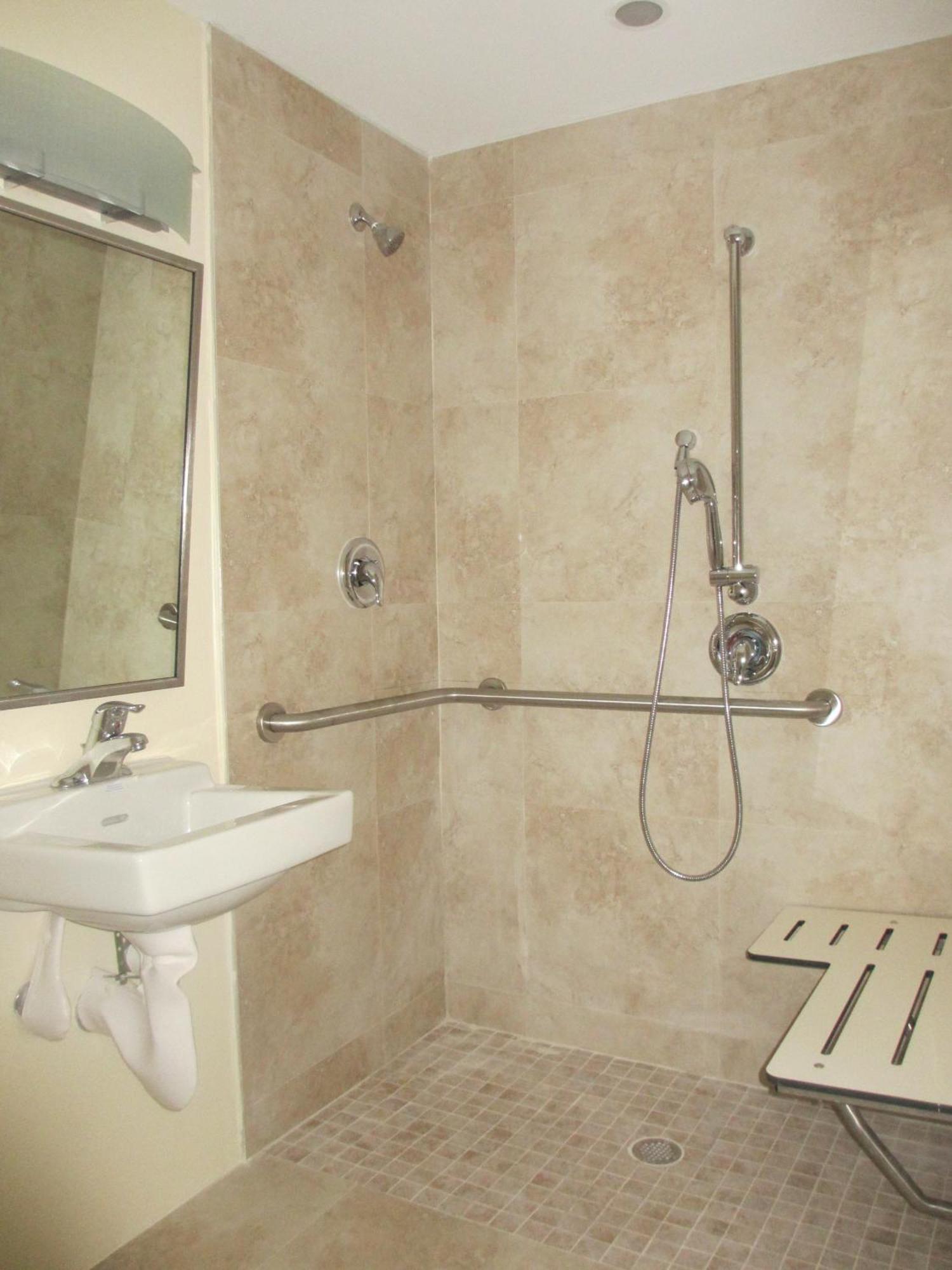 Estúdio com Cama Queen-size - Acesso para Hóspedes com Mobilidade Reduzida com Chuveiro Acessível