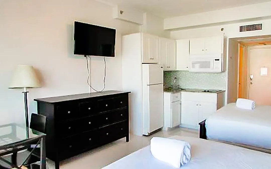 Miami Beachfront With Pool Wifi & Cheap Parking-1
