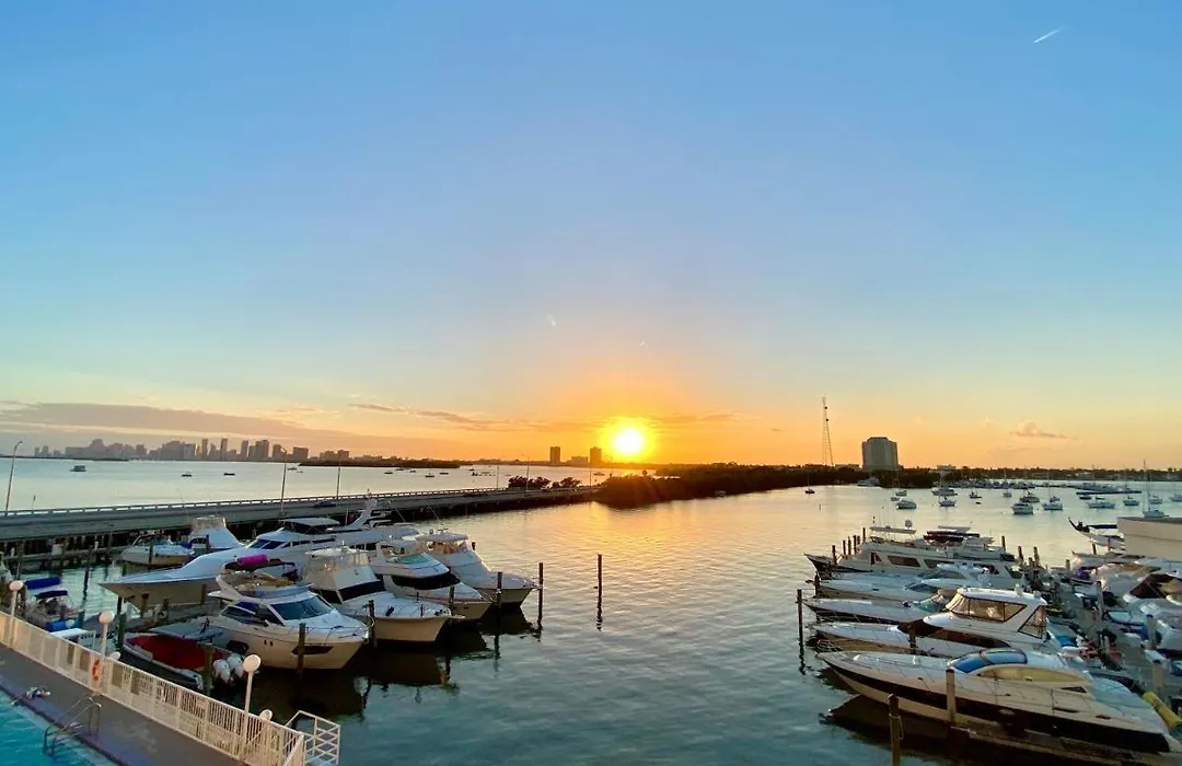 Deluxe Waterfront One Bedroom Apartment With Miami Skyline View, Free Parking 5 Mins Drive To Miami Beach-1