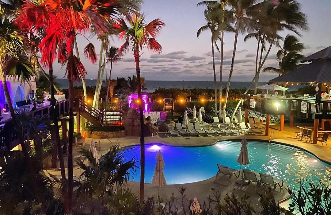 Waterfront Condo On Beach With Pool, Tiki Bar & Restaurant On-Site-1