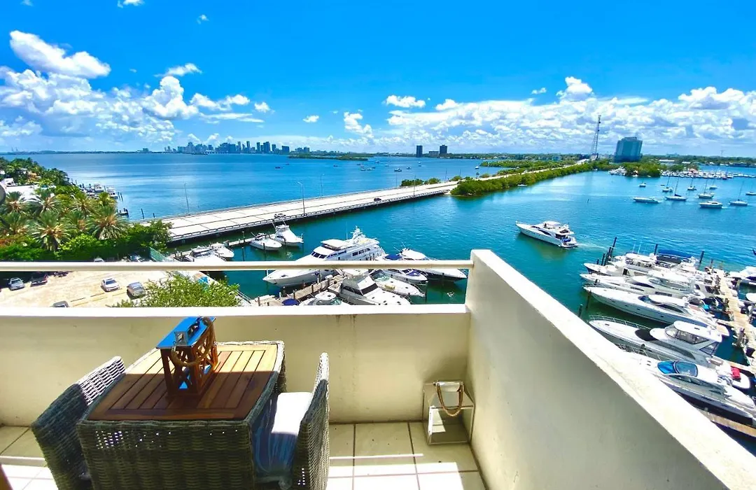 Premium Modern Waterfront Apartment With Miami Skyline View On The Bay 5 Mins Drive To Miami Beach With Free Parking-1