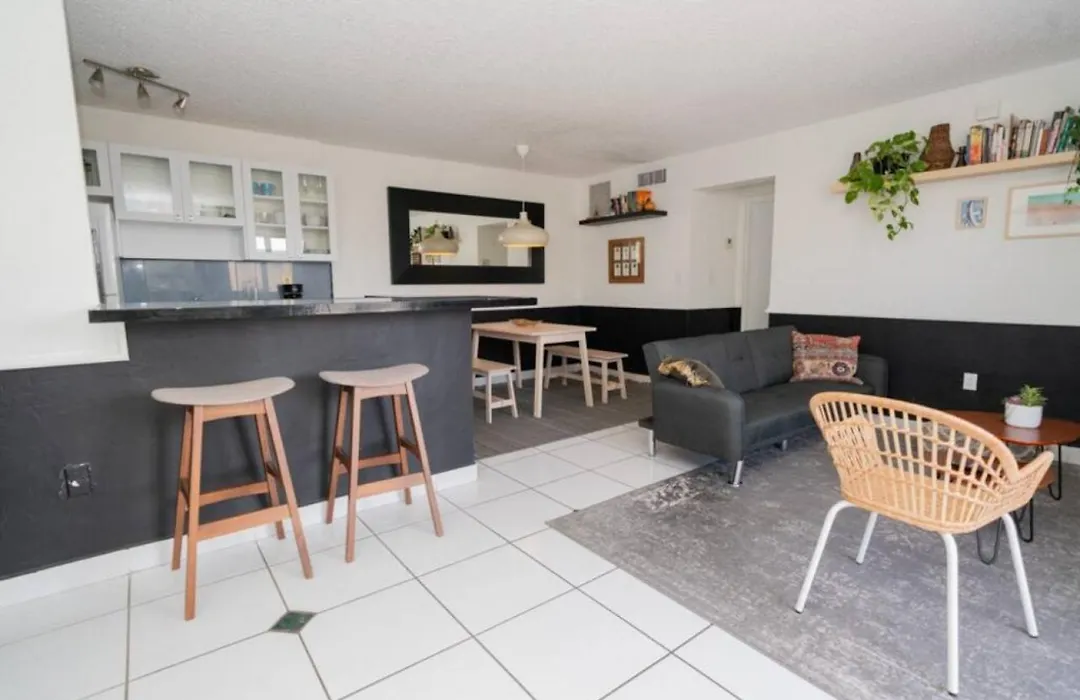 South Beach With Free Parking Balcony Sleeps 5-1
