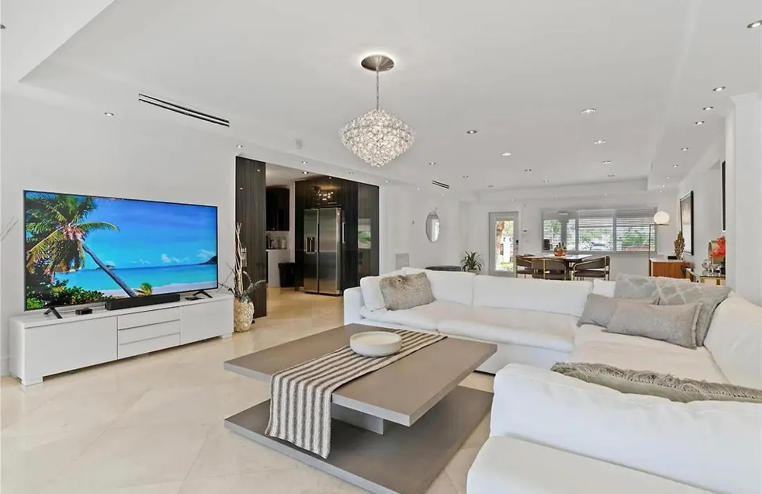 Gorgeous Waterfront Villa In Miami Beach-1