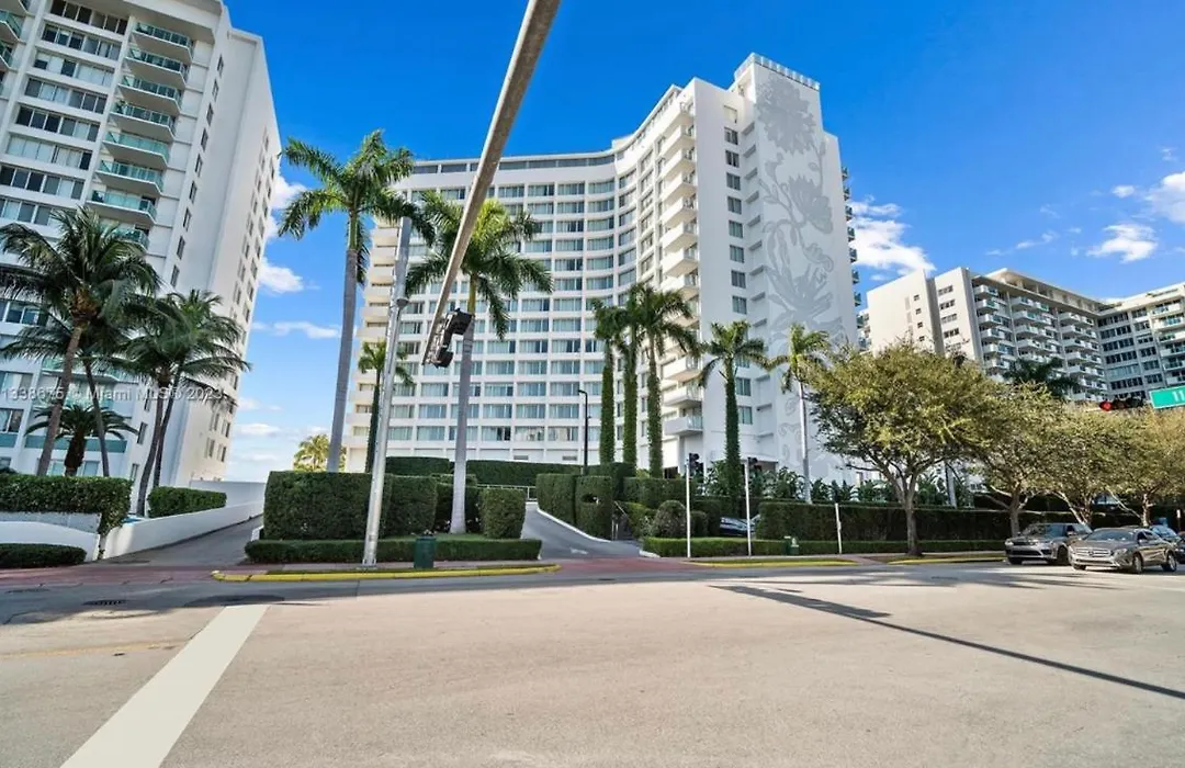 Famous Luxury Miami Hotel W Balcony In South Beach With Pool-1