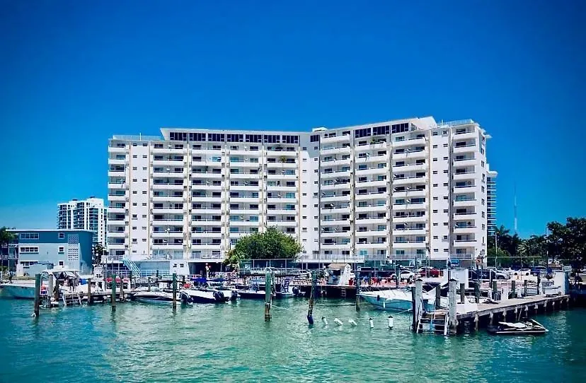 Modern Waterfront Apartment With Miami Skyline View, Free Parking 5 Mins Drive To Miami Beach-1
