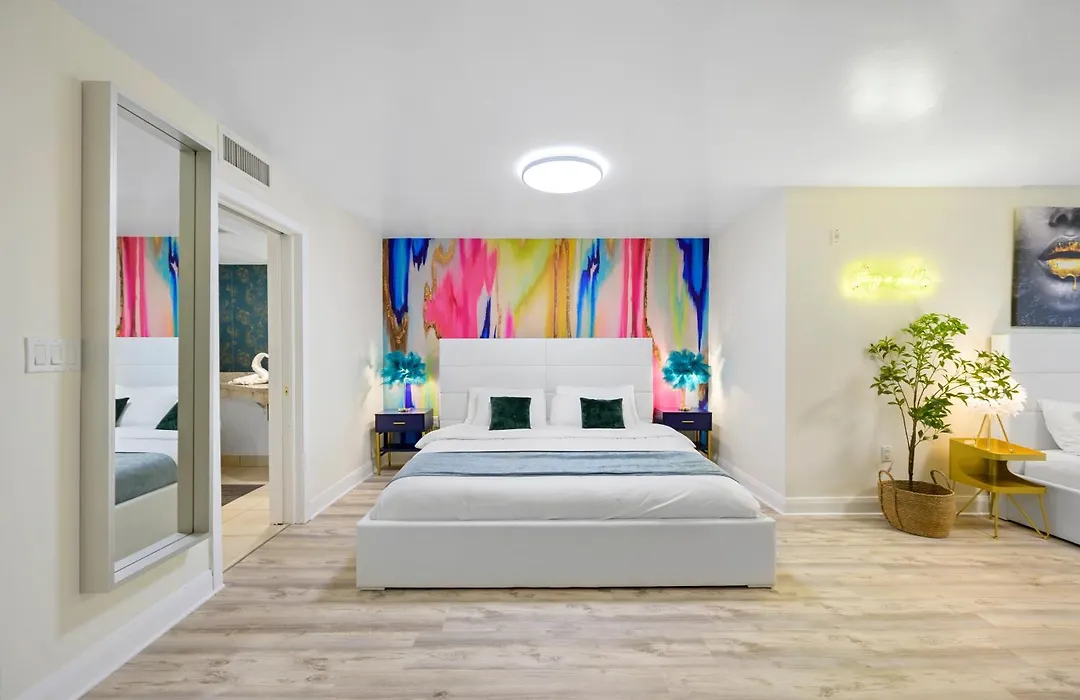 Ocean Drive Apartments With Rooftop Pool, South Beach, Miami-1