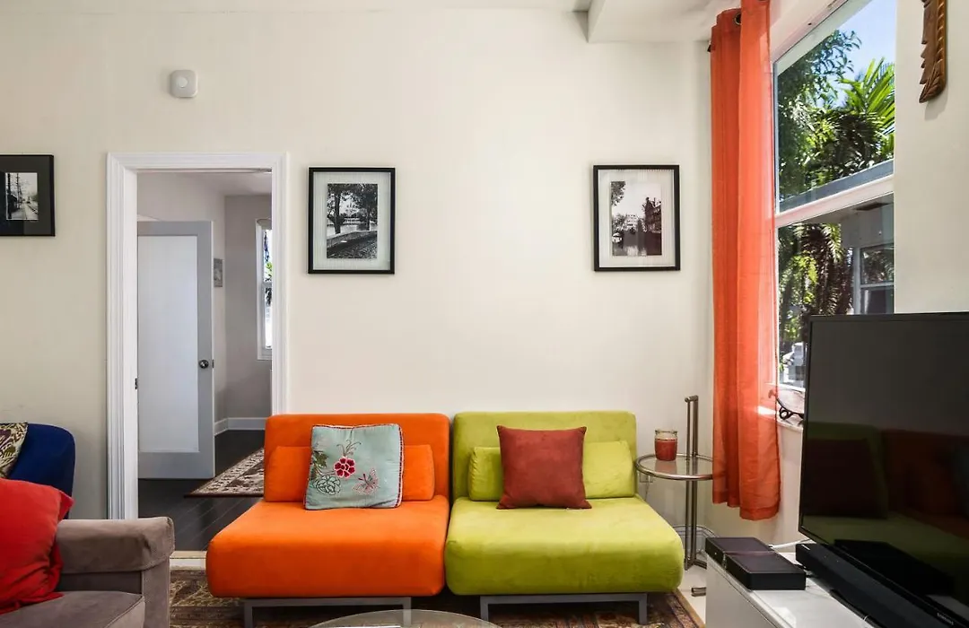 Two Bedroom Two Bath Apartment 2 Block To Beach-1
