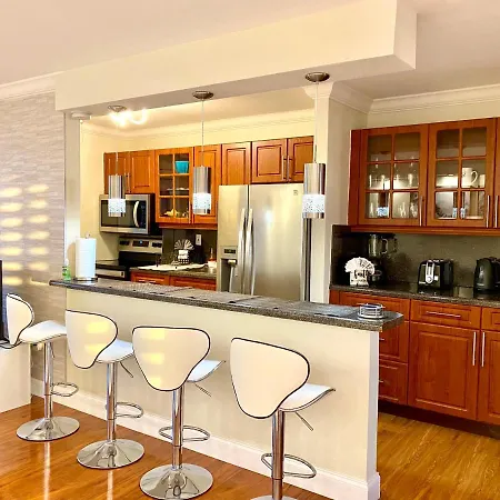 Deluxe Waterfront One Bedroom Apartment With Miami Skyline View, Free Parking 5 Mins Drive To Miami Beach-2