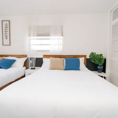 South Beach With Free Parking Balcony Sleeps 5-2