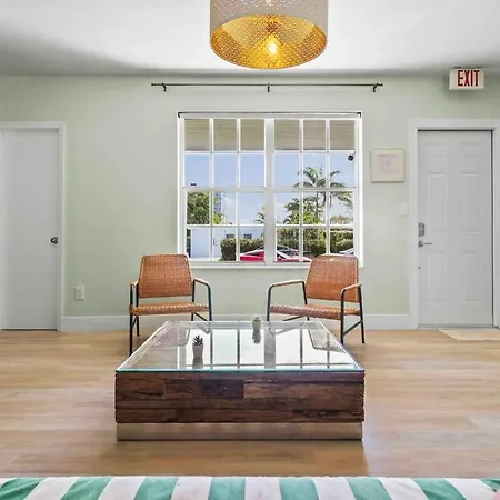 Treasure Island - Modern Miami House 3 Bedroom & 2 Bathroom-2