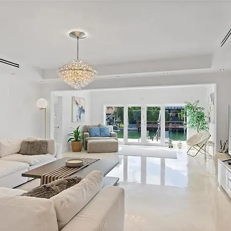 Gorgeous Waterfront Villa In Miami Beach-2