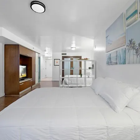 Ocean Drive Apartments With Rooftop Pool, South Beach, Miami-3