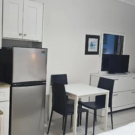 Miami Beachfront With Pool Wifi & Cheap Parking-3